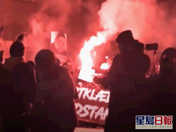 示威者手持火把在哥本哈根市中心遊行。網圖
