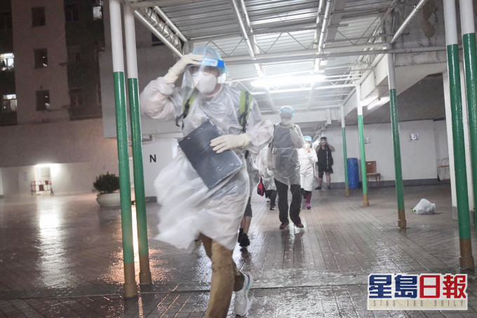 荃灣荃威花園風雨交加。