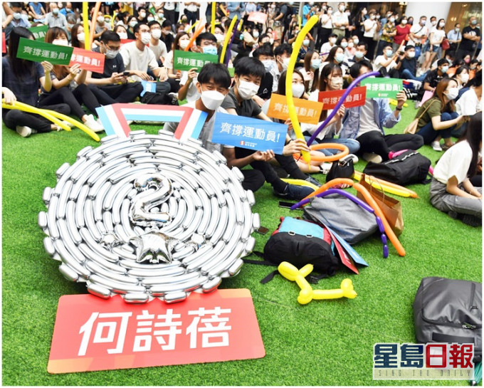 在奥海城商场,有市民展示巨型吹气银牌,祝贺何诗蓓再下一城。