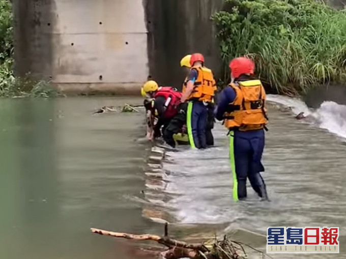 搜救人員在料角坑六和橋下發現一名男性遺體。中時影片截圖
