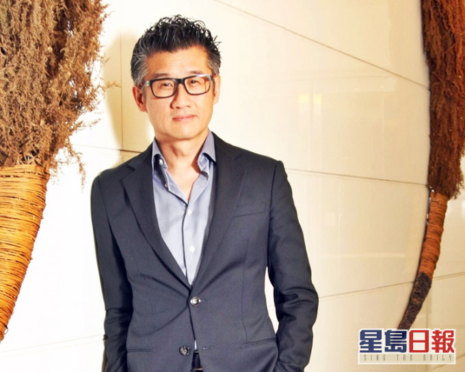 莫树锦(小图)与四川大学华西临床医学院共同领导有关的临床试验。资料图片