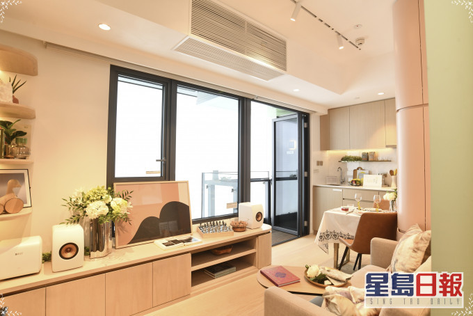 大廳偌大窗戶和落地玻璃趟門,連接露台。
