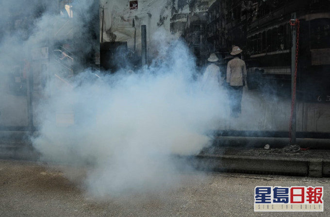 警再度施放催淚彈。