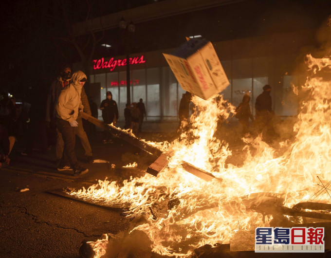加州奧克蘭有示威者焚燒雜物。 AP