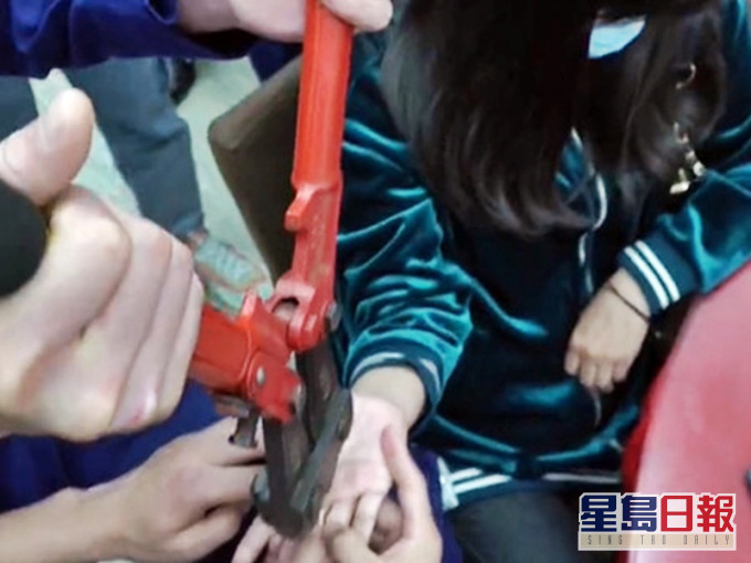 福州一名女子因胖了10公斤,发现钻戒竟卡在手指上,需向消防员求助。网图