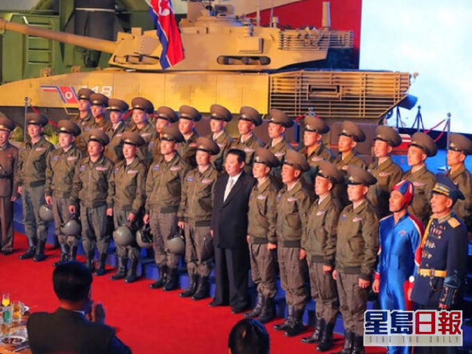 照片中右下角的士兵身穿閃亮衣服,奪去不少人的眼球。 (美聯社)
