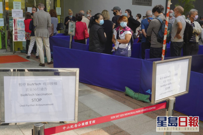 政府已经暂停接种复必泰。AP图片
