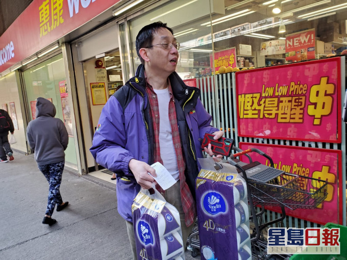 市民尹先生形容社会出现抢厕纸的现象是「痴线」。