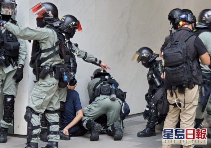 去年11月2日维园选举集会后,多区爆发冲突。资料图片