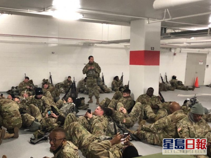 部分國民警衛軍被拍攝到在國會山莊停車場要席地而睡。twitter