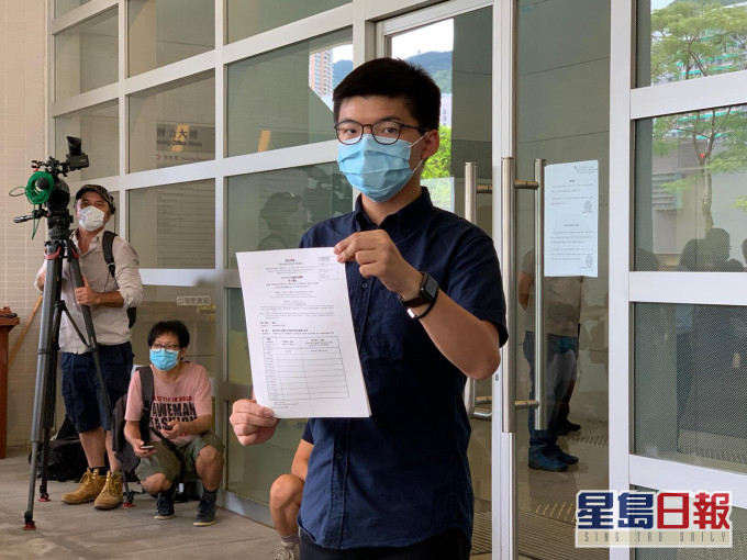 黃之鋒今午到黃大仙民政事務處報名參選今屆立法會選舉。