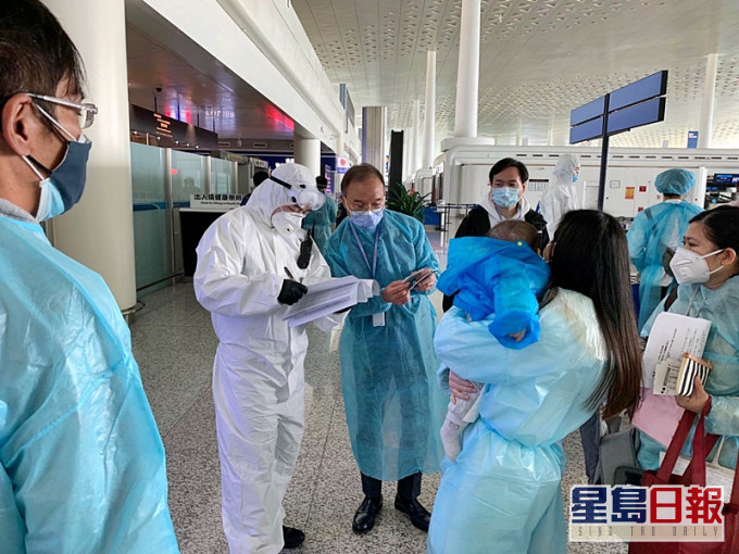 滞留湖北的第一批二百四十四位香港人,昨天终于返回香港。