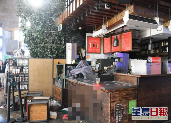 男子踢咖啡店货架致爆杯,认刑事损坏罪,被判履行240小时社会服务令。 资料图片