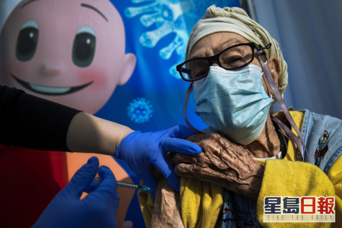 以色列開放60歲以上追加第三劑輝瑞疫苗,成全球首國。AP圖片
