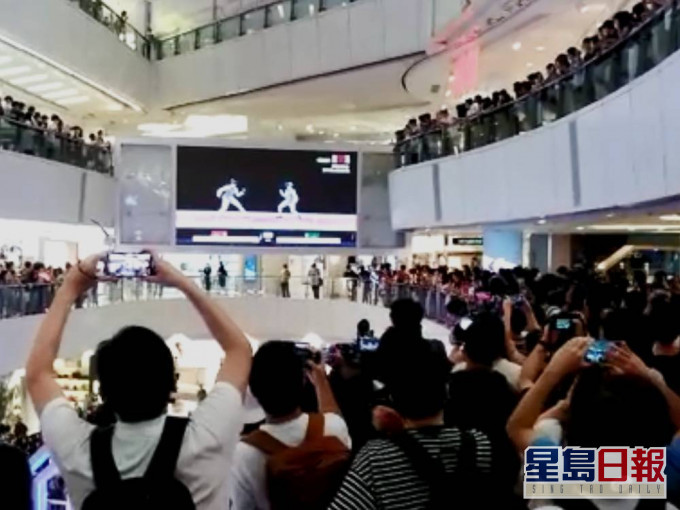 多名市民聚集在apm商場內觀看賽事。