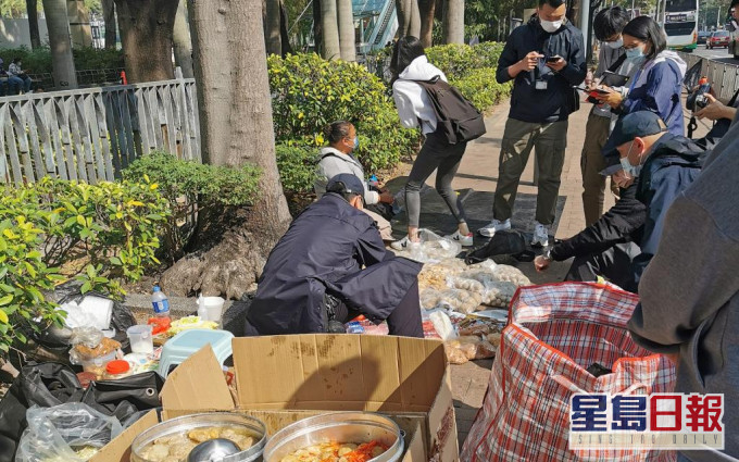 食環署人員在灣仔維園附近的行動中,就有人在公眾地方無牌販賣展開檢控。政府新聞處圖片
