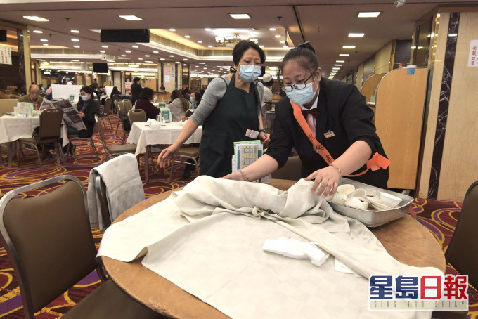 有酒店調配人手做「執枱專員」。
