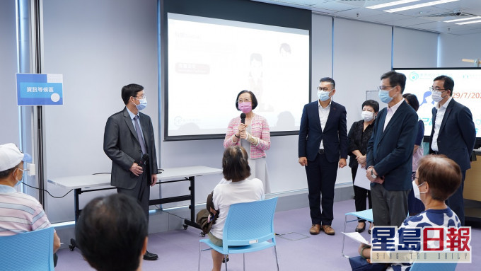 陳肇始今到訪葵青地區康健中心。政府新聞處圖片