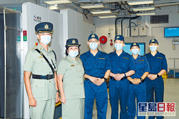 ■(左至右)海關機場科空運貨物資料研究組指揮官賴恩寧、海關機場科空運貨物第三組指揮官朱家穎、海關機場科空運貨物組督察黃競賢、督察邱墩弘、高級關員關詠雯及關員羅偉傑堅定履行把關角色,為香港「護法守關」。