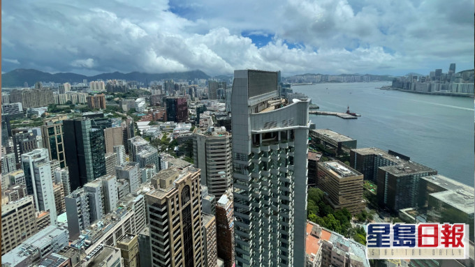 中層單位外望開揚海景、市景及山景。