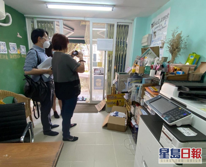 由陈发布的相片可见,有民政处人员在其议办内拍照记录。陈嘉琳FB图片