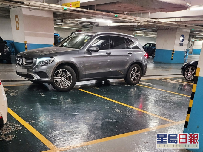 有網民指在一個商場的停車場內,發現有私家車打橫泊在3個車位前。「將軍澳主場」Facebook圖片
