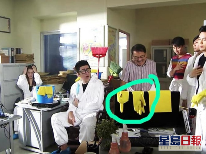 手套擺放方法引起網民熱議。網圖