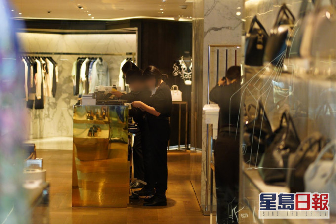 仍有商場職員疑未戴口罩。