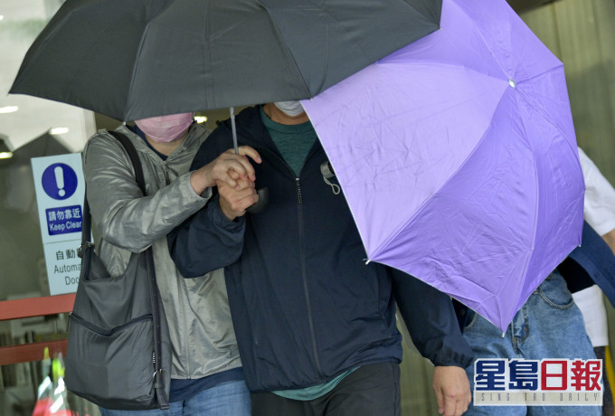 被告施振英(中)。 资料图片