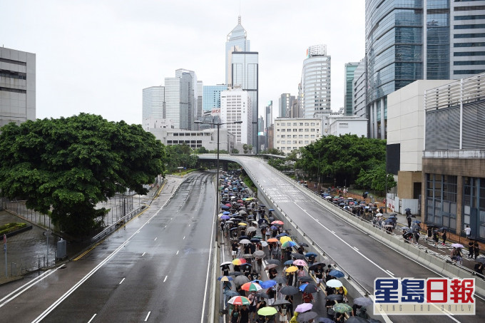 前年8月18日大批示威者走上街头。资料图片