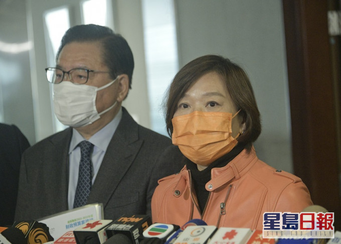梁美芬(右)認為修訂宣誓要求能令從政者更清楚了解遊戲規則。資料圖片