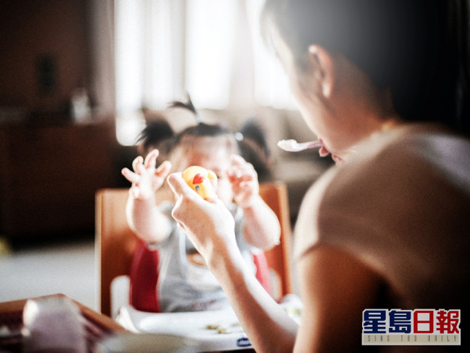 有網民表示,一名港媽朋友喜歡大曬小孩的照片及影片,完全不理大家是否感興趣。unsplash圖片