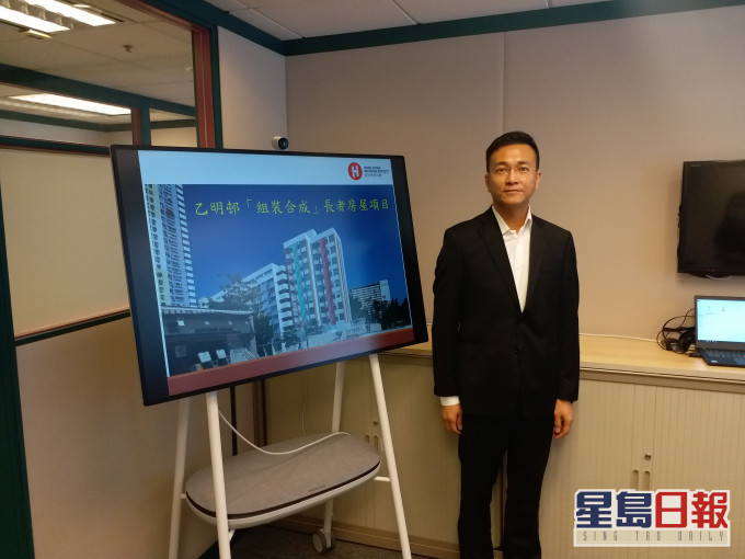 张冠华指,现居乙明邨的全长者宽敞租户可获优先调迁,并享终身免租优惠。