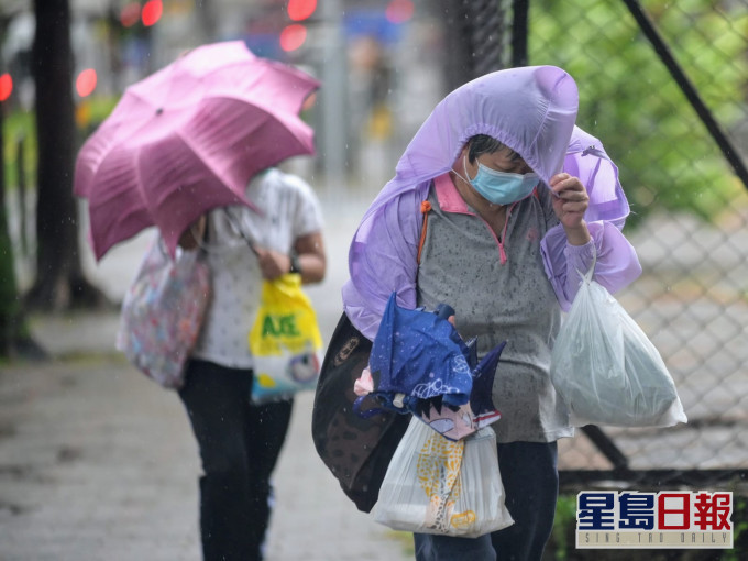 天文台考慮在今晚發出三號強風信號。