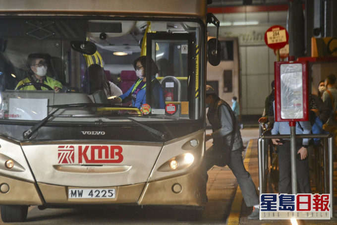 巴士会于文凭试期间恢复及加强服务学校区的路线。 资料图片