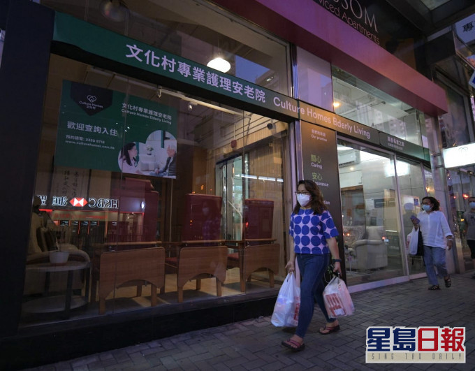 病人回到红磡宝其利街文化村专业护理安老院后,在单人房隔离。