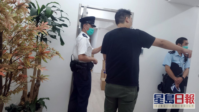 找換店職員報稱離開時於後樓梯遭一名男子推落樓梯並暈倒,並被搶走100多萬。