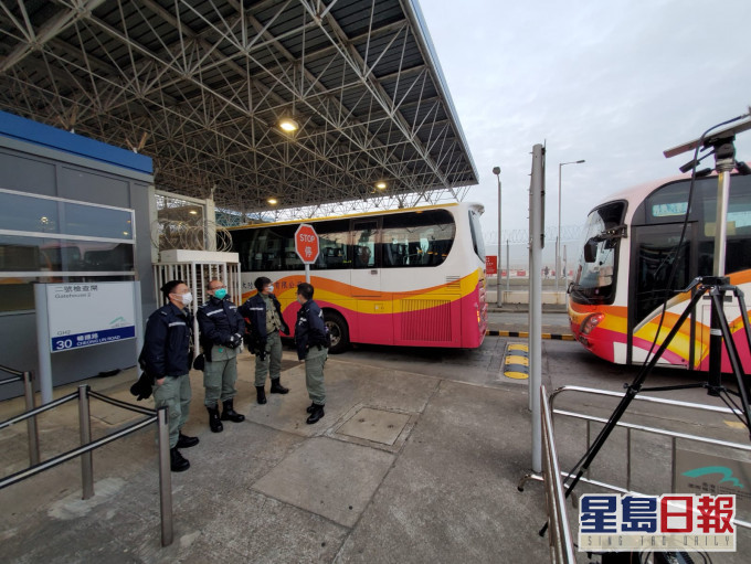 機場泊有多輛大旅遊巴。