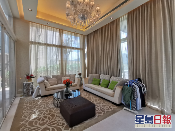 洋房樓底高,廳堂份外寬敞闊落,極富大宅氣派。