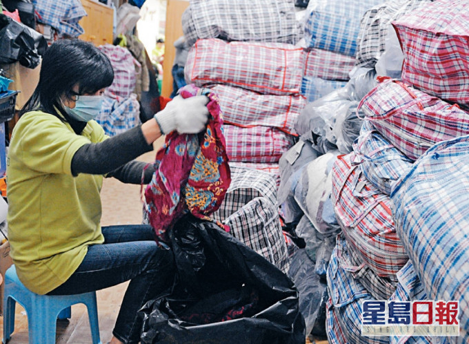 回收業界指,東南亞在疫情後拒收舊衣,本地回收商的倉庫早已被舊衣逼爆。