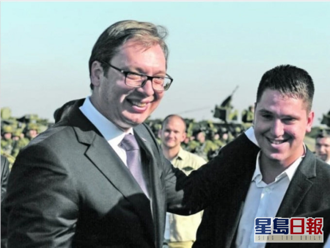 塞爾維亞總統武契奇（左）證實22歲兒子達尼洛確診新冠肺炎。（網圖）