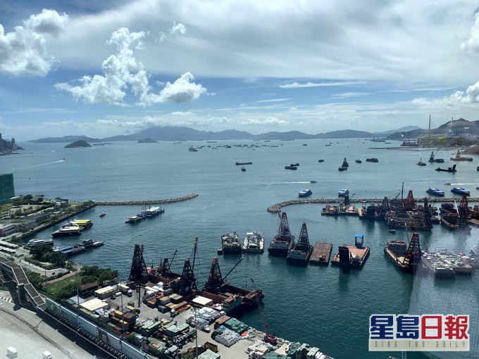 單位外望西環海景,前臨藍巴勒海峽,更可以遠眺獅子山景。