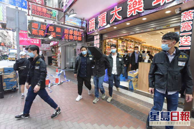 兩名男職員被帶走調查。