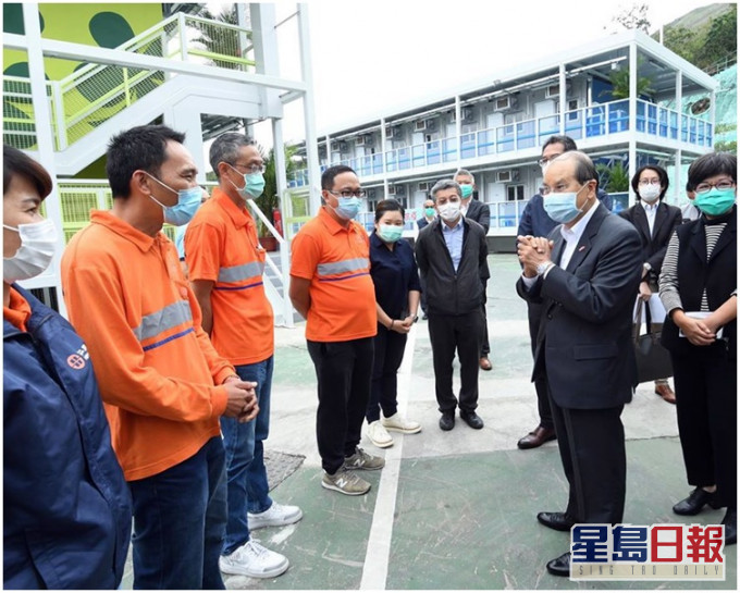 張建宗（前排右二）趁勞動節向全港打工仔致敬。「政務司司長辦公室」fb圖片