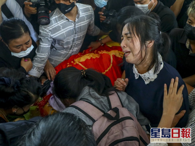 保安部隊向群眾開槍造成多人死傷。AP