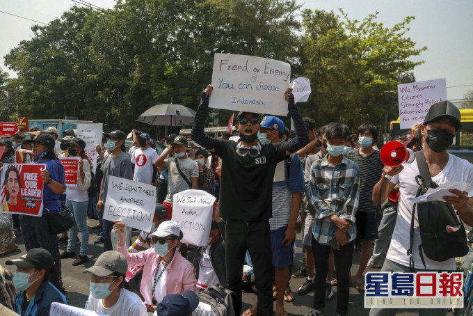 群眾聚集在印尼大使館外抗議。AP圖片