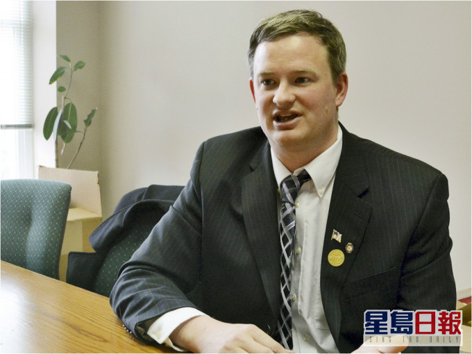 美國南達科他州檢察長拉夫尼波格(Jason Ravnsborg)因駕車撞死人而被控不小心駕駛罪名。AP資料圖片