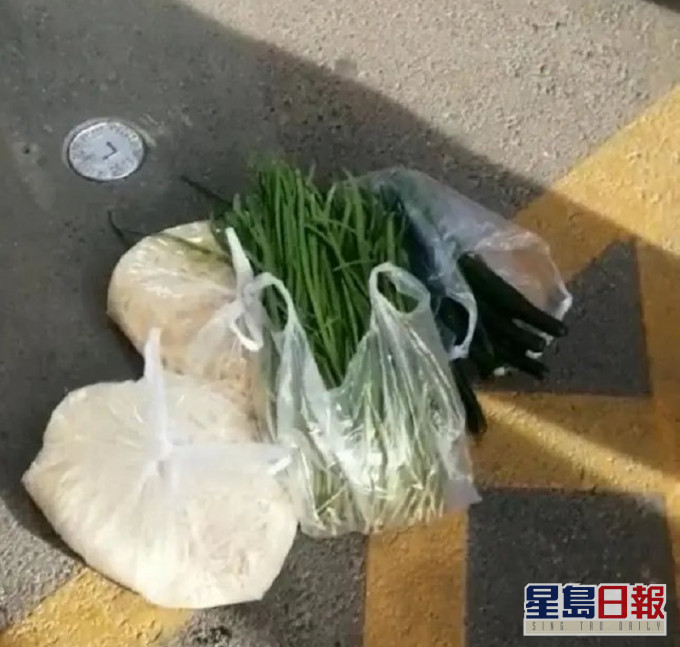 石家莊一個商家4袋菜品賣105元被指哄抬價格。網上圖片