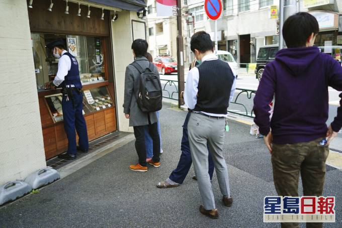 大阪市长认爲女士外出比男士花时间。AP图片