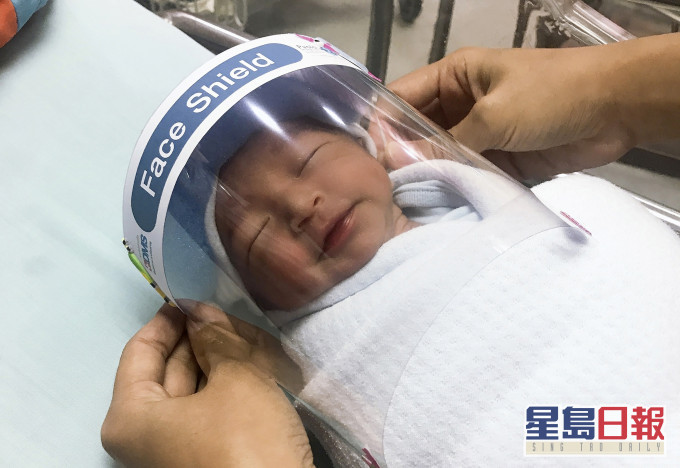 泰國一間醫院為新生嬰兒戴上透明防護面罩。 AP圖